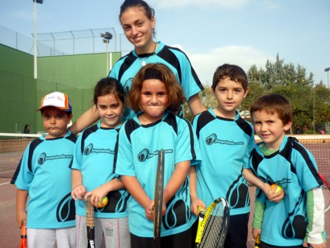 Sergio Collado, Rocío Oller, Claudia Damas, Álvaro Sánchez y Quique Porta posan junto a Sara Manzanares.